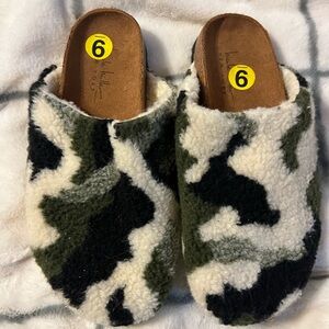 Nicole Miller of New York clog/slipper style camo shoes women’s size 9